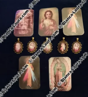 Conjunto de los 4 modelos Virgen de Guadalupe, Santo Sudario, Verbo Encarnado y Jesús de la Misericordia en estampas y medallas de bronce envejecido sobre fondo oscuro