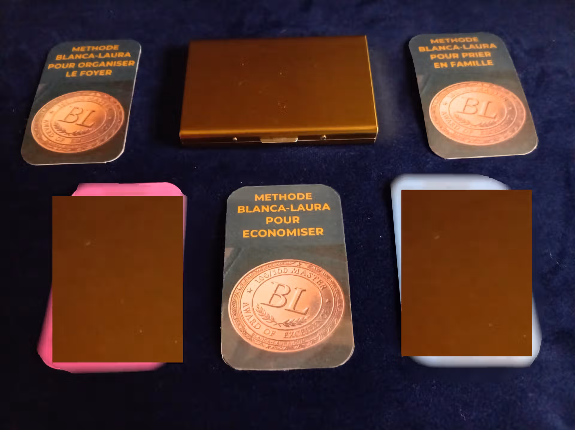 Les 5 cartes des Méthodes Blanca-Laura autour de l'étui doré. On voit le recto de 3 méthodes et le verso de 2 méthodes