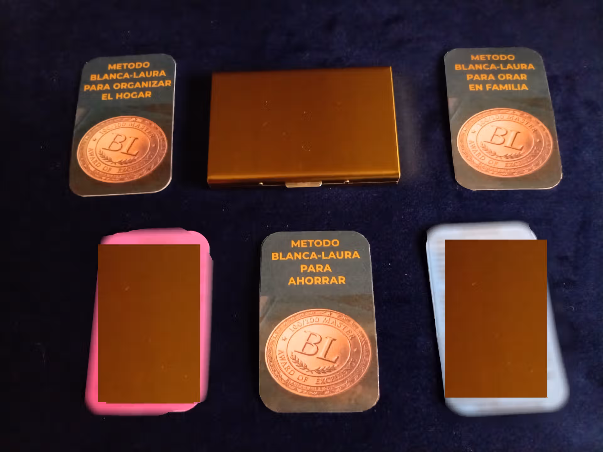 Las 5 tarjetas de los Métodos Blanca-Laura alrededor de su estuche dorado. Los Métodos se encuentran al reverso de las tarjetas.